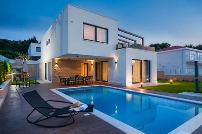 Villa in Okrug Gornji mit Schwimmbecken