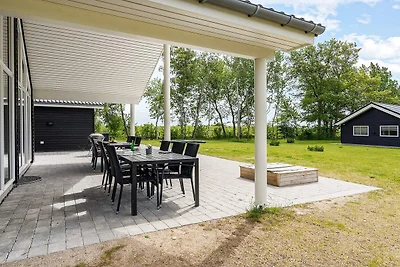 18 Personen Ferienhaus in Væggerløse
