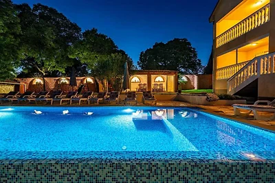 Villa mit Infinity-Pool in Kakma