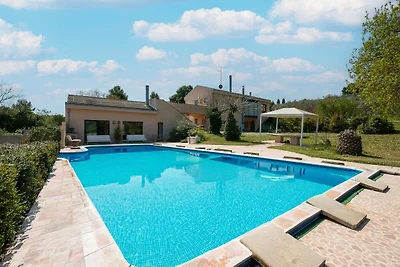 Elegante Villa mit Pool