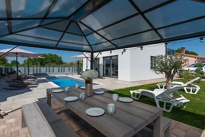 Villa in Zbandaj mit Schwimmbecken