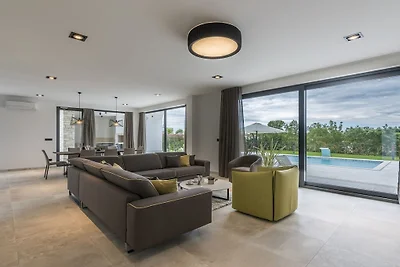Villa in Tinjan mit Schwimmbecken