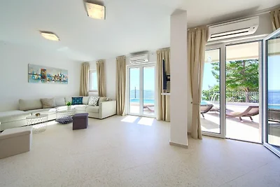 Moderna villa con piscina a Cherso
