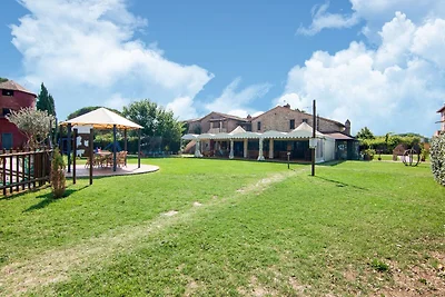 Accogliente Agriturismo con Piscina a Castigl...