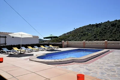 Geräumige Villa in Sayalonga mit Whirlpool