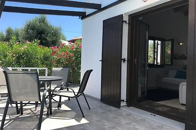 Villa mit Pool und Sonnenschirm in Kirianna