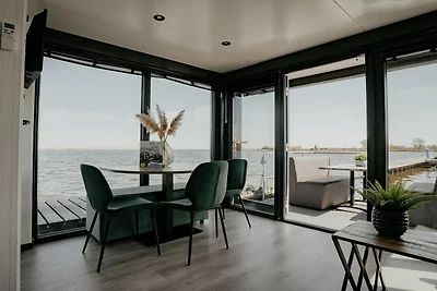 Fuga di lusso in una casa galleggiante