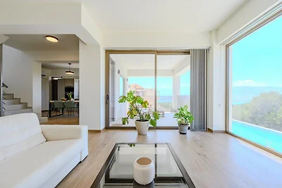 Villa in Sternes mit Pool und Bergblick