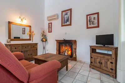 Spazioso rifugio di campagna con piscina