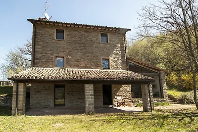 Elegante villa in pietra con piscina