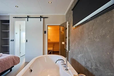 Luxuriöse Wellness-Lodge mit Sauna und Whirlp...