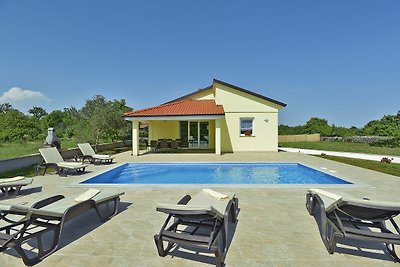 Villa moderna con piscina e ombrellone a...