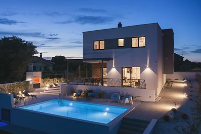 Moderne Villa mit privatem Pool und Terrasse