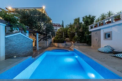 Luxuriöse Gartenvilla, 50 m vom Strand...