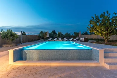 Modernes Ferienhaus in Pristeg mit Pool