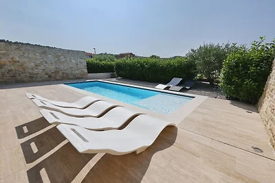 Villa in Kraj, Tkon mit Schwimmbecken