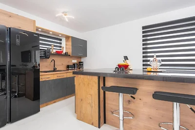 De Luxe Three Bedroom Apartment with Hot-Tub