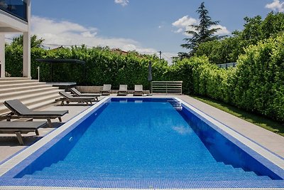 Villa moderna con piscina e vasca...