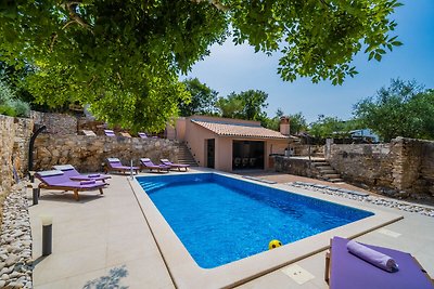 Ruhige Villa in Rakalj mit Swimmingpool