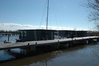 Schönes Hausboot im Hafen von Volendam nahe...