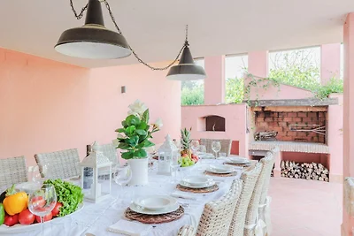 Geräumige Villa mit 6 Schlafzimmern und Pool