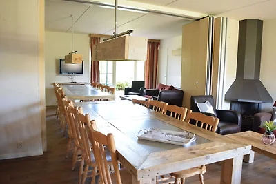 Bungalow mit dekorativem Kamin in der Nähe