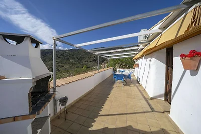 4-persoons vakantiehuis in Laroya met zwembad