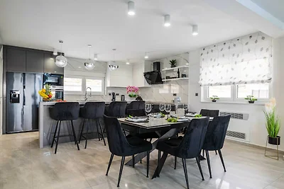 Luxusvilla mit Pool und Whirlpool