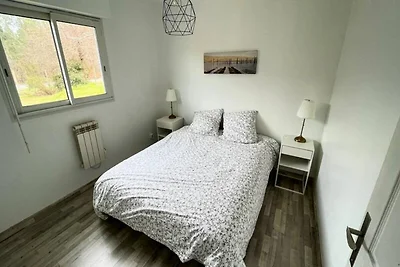 Villa in Hourtin met bos en zwembad