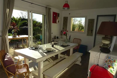 Casa con giardino tropicale vicino alla costa