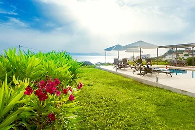 Villa auf Kreta mit Pool und Sonnenschirm