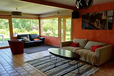 Großes Familienhaus mit bewaldetem Garten