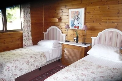 Cosy pine lodge with far reaching country vie...
