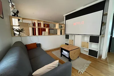 Chic & Cozy – Luxuriöse Wohnung mit Projektor