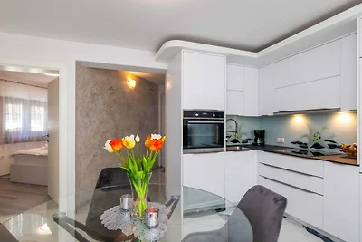 Modern Apartment with Terrace and Private Par...