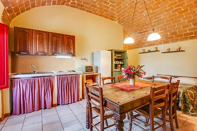 Agriturismo con piscina in comune vicino al...