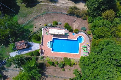 Landhaus mit Pool auf 700 Meter