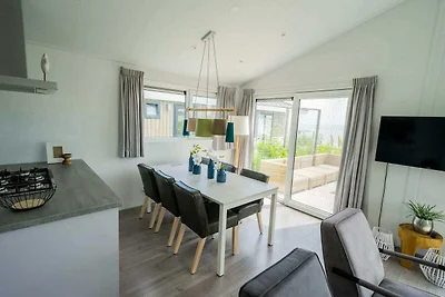 Modern chalet aan het water van het...