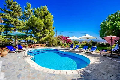 Villa mit Außenterrasse und Pool