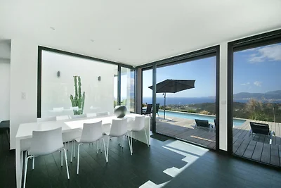 Geräumige moderne Villa mit privatem Pool