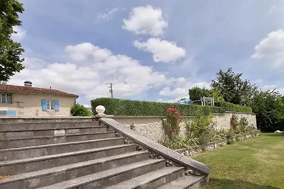 Geräumiges Ferienhaus mit Pool in Lusignac