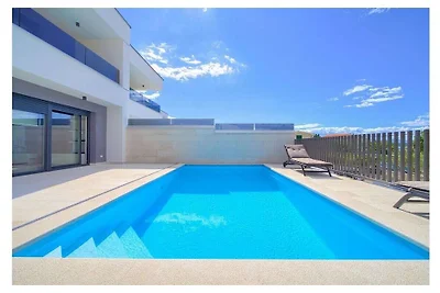 Dama mit Pool am Meer