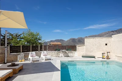 Villa in Garazo mit Pool und Bergblick