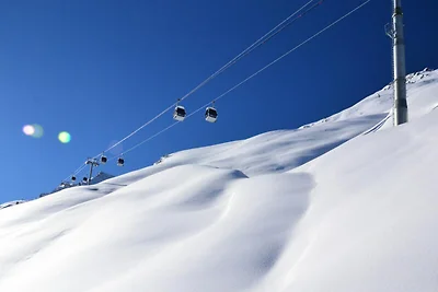 AUF DER PISTE, IN DER NÄHE VON GESCHÄFTEN, WI...