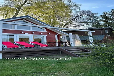 Skandinavisches Haus mit Blick auf den See