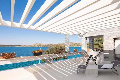 Villa in Grebaštica mit Schwimmbecken