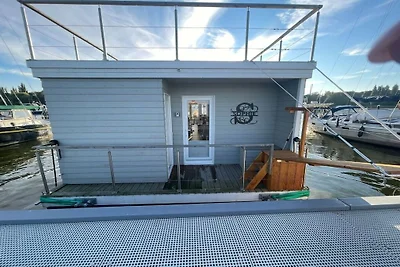 Hausboot in Stralsund mit Schwimmbecken