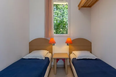 Modernes Refugium mit Pool und Tennisplatz