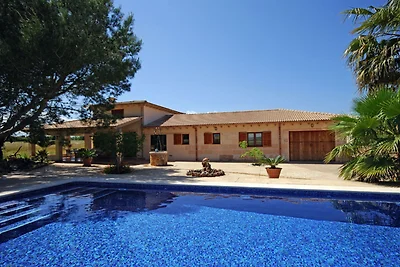 Moderna casa di campagna con piscina