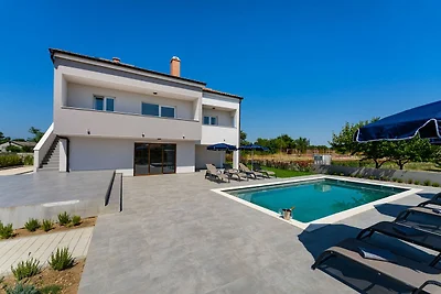 Villa met zwembad en sauna in Galovac